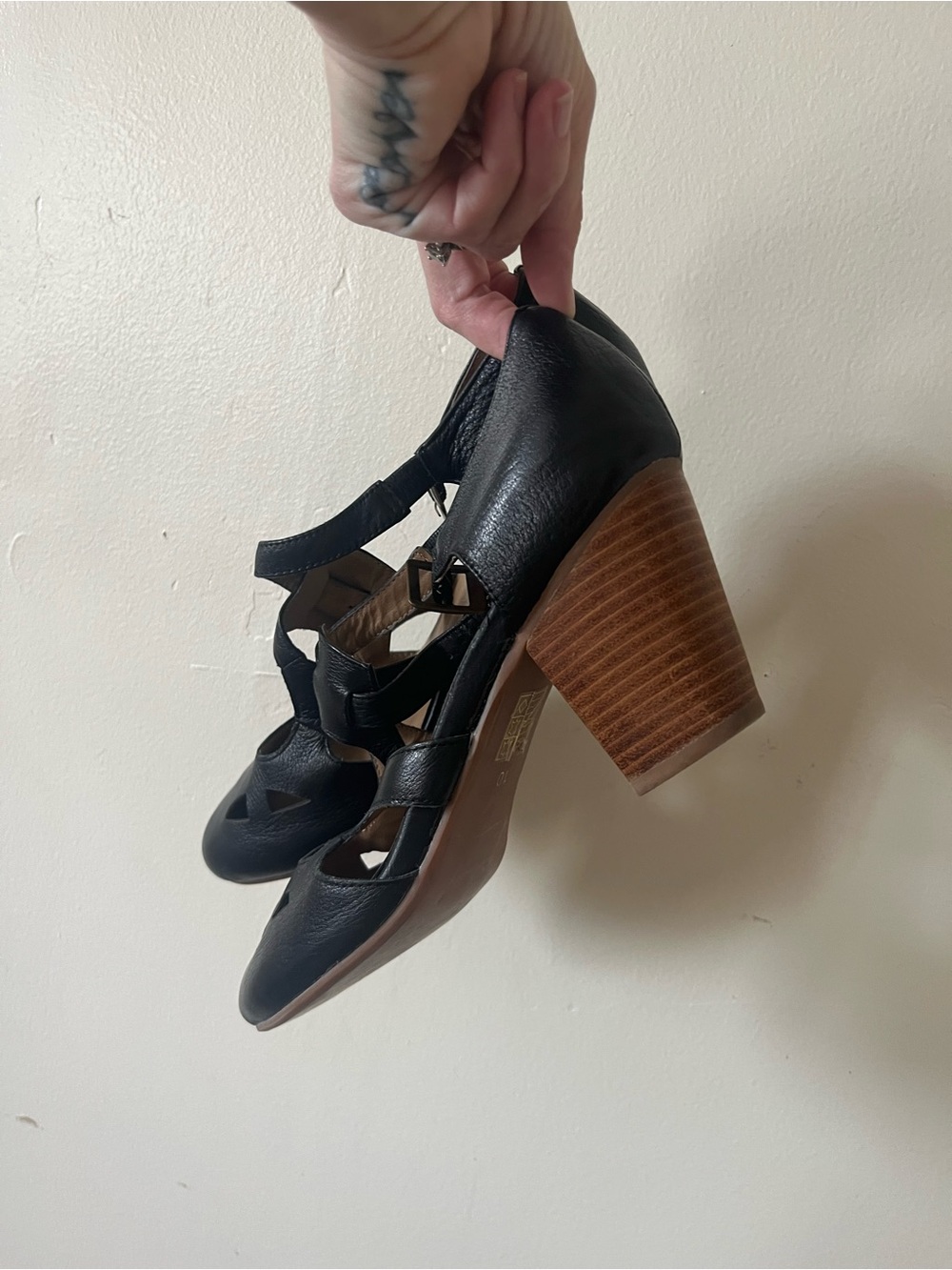 Miz Mooz Black Leather Cutout T-Strap Low Heel Sandals Frenchy size 10 women’s